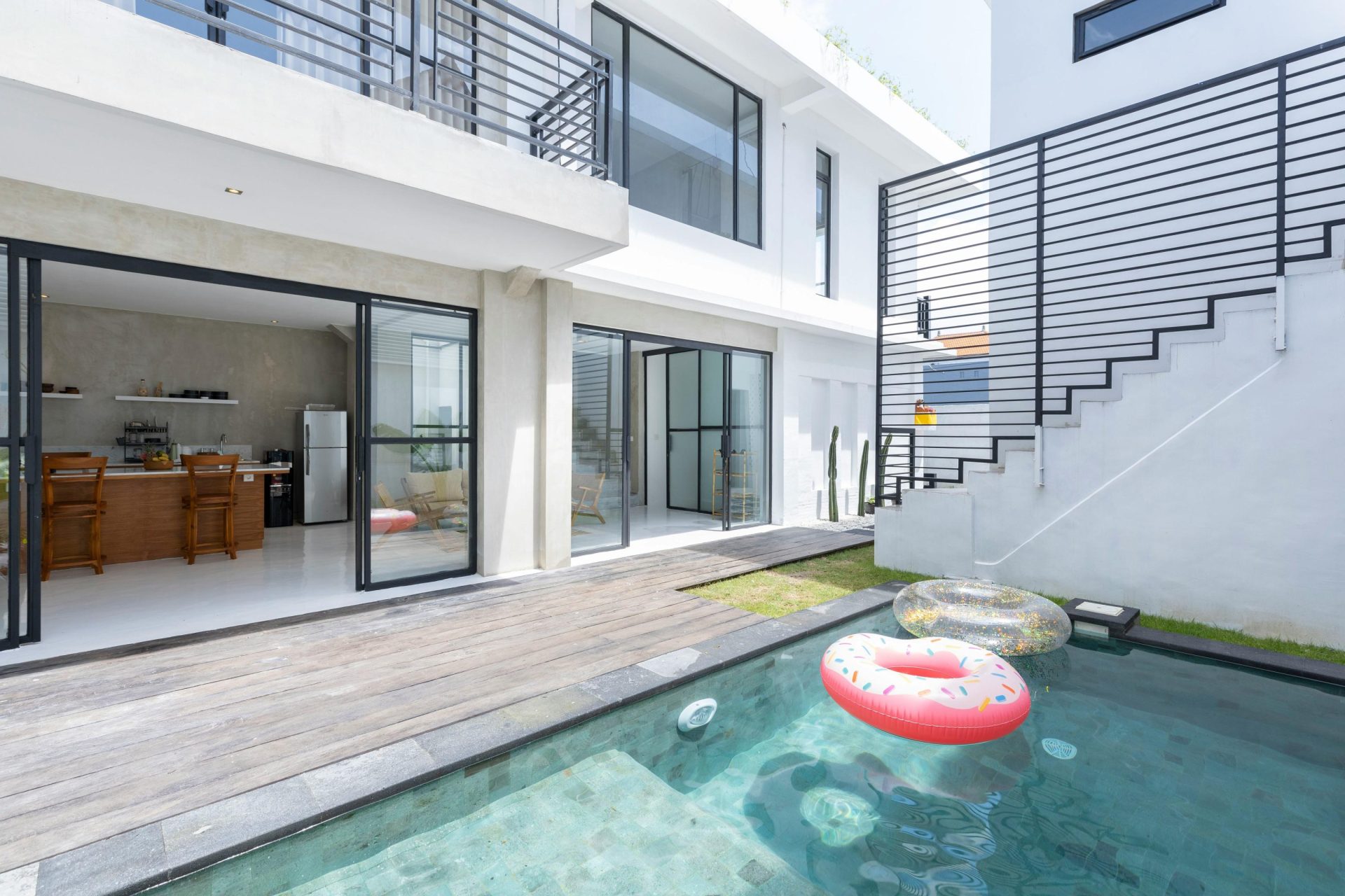 Contemporary house with pool and open kitchen